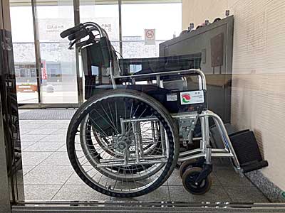 大ホールエントランスに用意してある車椅子