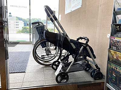 図書館のエントランスにはベビーカーもある