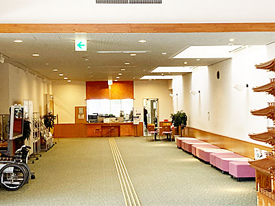 館内の町民コーナーから受付までの点字ブロック