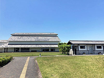 敷地内の広場の歩道に引かれた点字ブロック